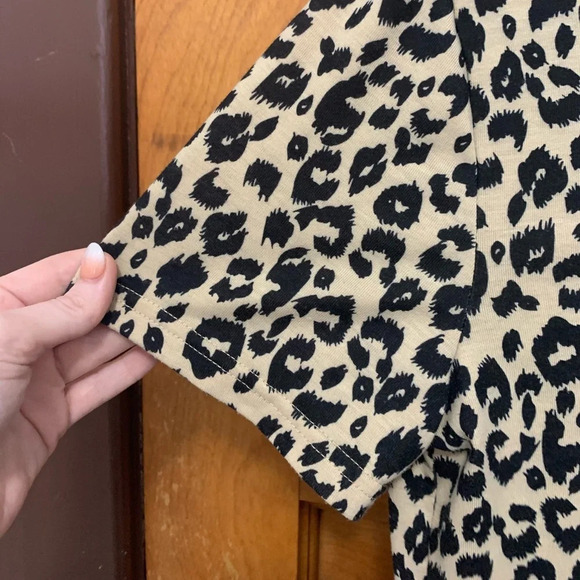 Blooming Jelly V-Neck Leopard Tee - Picture 4 of 7